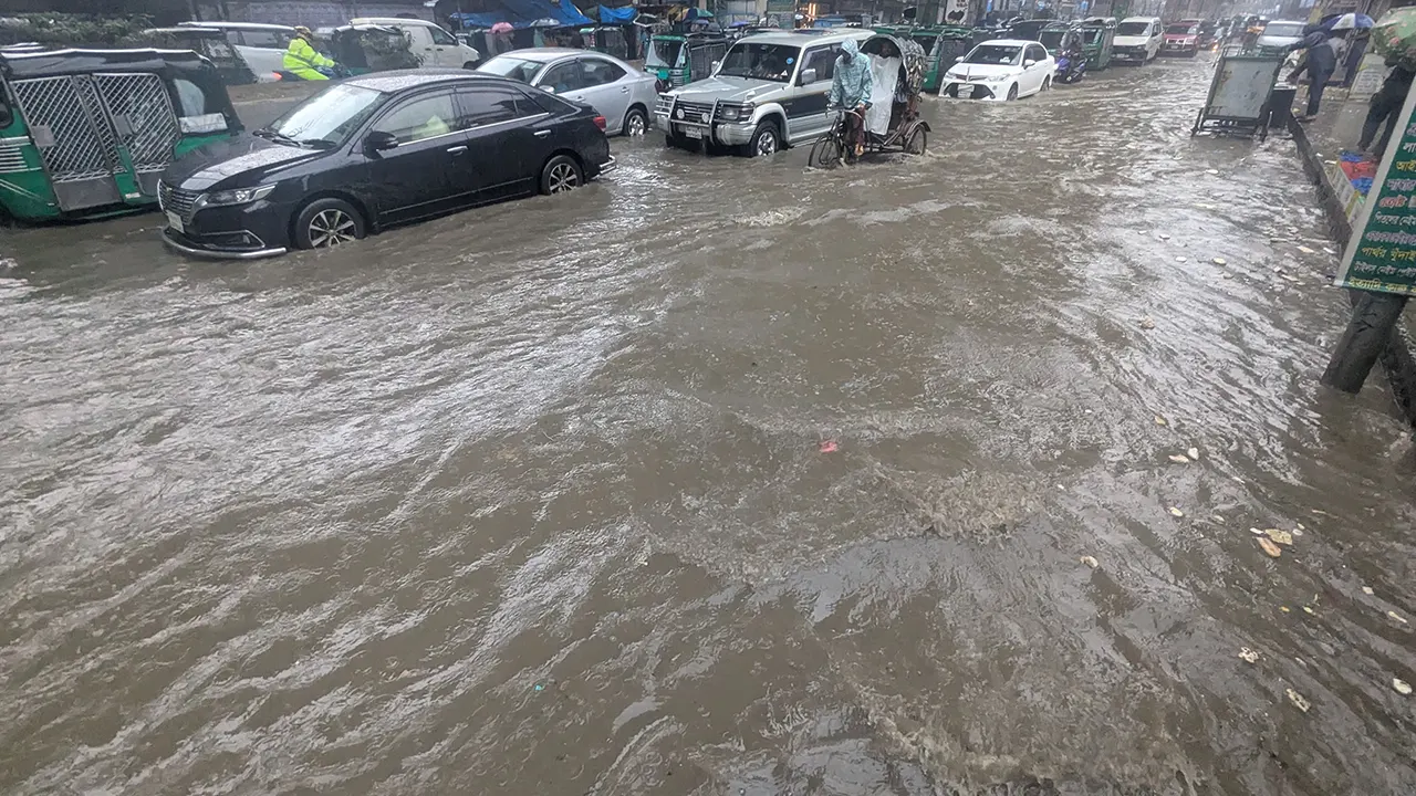 চট্টগ্রামে টানা বৃষ্টিতে জলাবদ্ধতা, পাহাড়ধসের শঙ্কা